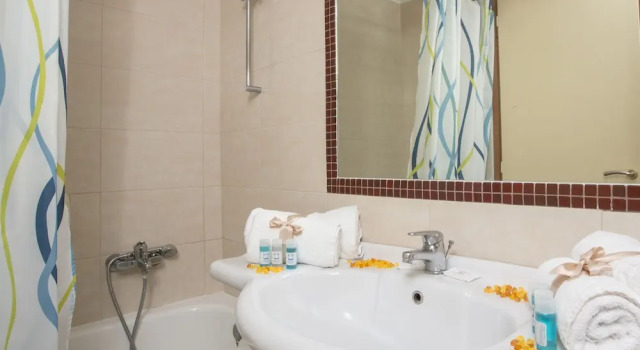 Трёхместный номер Standard с балконом и с видом на город Hotel Tolo