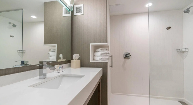 Четырёхместный номер Standard Courtyard by Marriott West Springfield