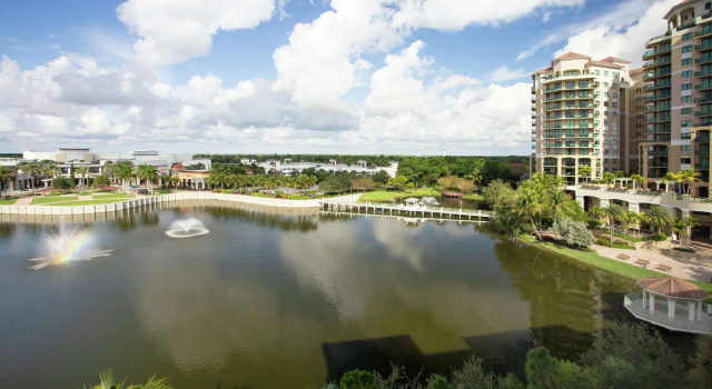 Четырёхместный номер Standard с видом на озеро Hilton Garden Inn Palm Beach Gardens