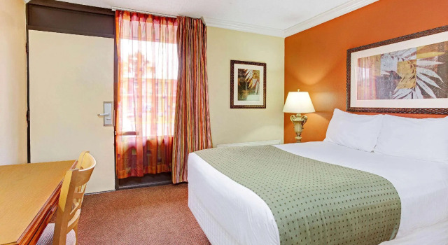 Двухместный номер Deluxe с видом на бассейн Days Inn by Wyndham Kissimmee West