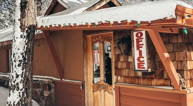 Oak Knoll Lodge, Забронировать Отель Биг-Бэр-Лейк San Bernardino Mountains, рядом с Big Bear Queen Lake Tours