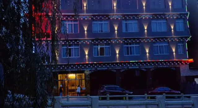 Yanting Yijia Homestay, Rezerwuj Hotel Hotele w Luhuo z parkingiem, Parking