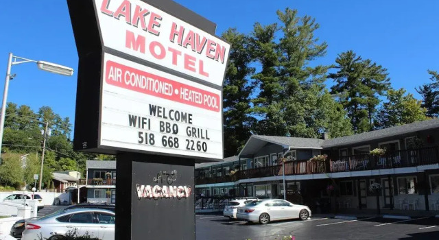 Lake Haven Motel, Забронировать Мотель Отели Лейк-Джордж с парковкой, рядом с Музей «Форт Уильям-Генри», Парковка
