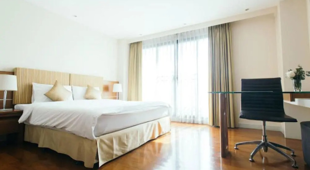 Номер Deluxe с балконом Thomson Residence Hotel