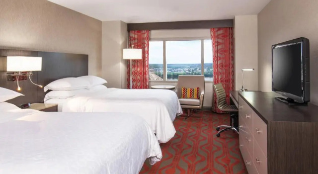 Четырёхместный номер Standard Sheraton Springfield Monarch Place Hotel