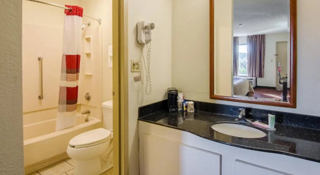 Четырёхместный номер Standard Red Roof Inn Kingsport