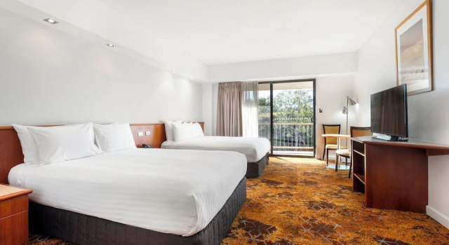 Четырёхместный номер Standard с балконом Crowne Plaza Alice Springs Lasseters by IHG