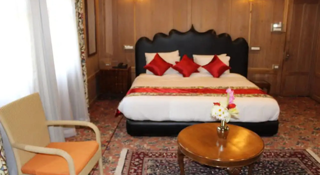Полулюкс New York Houseboat