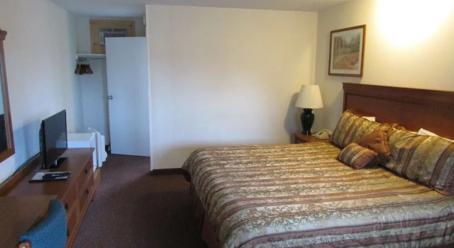 The Lake George Inn, Book Hotel Lake George 