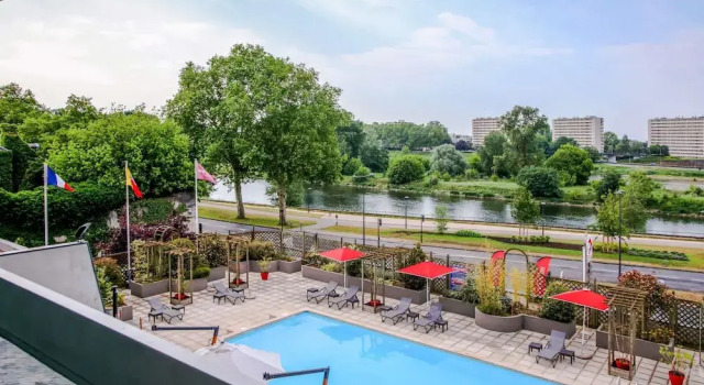 Двухместный номер Superior с балконом и с видом на бассейн Mercure Orléans Centre Bords de Loire