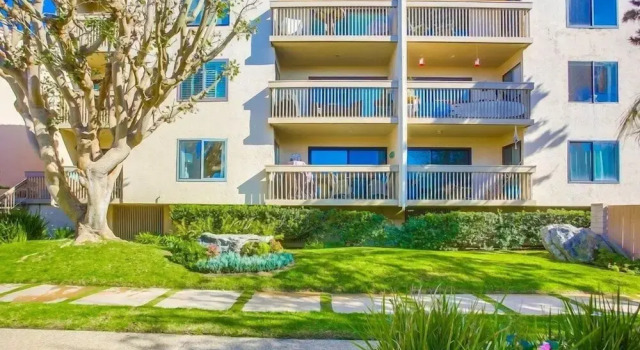 Coastal Chic Furnishings Condo Steps to Beach SBTC 128 by RedAwning, Book Feriehus Solana Beach Californien