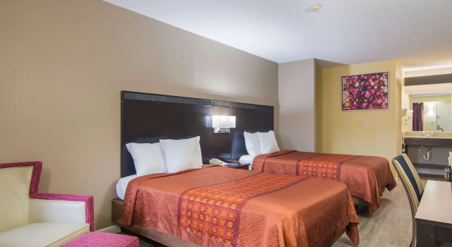 Четырёхместный номер Standard Rodeway Inn & Suites Monroeville-Pittsburgh