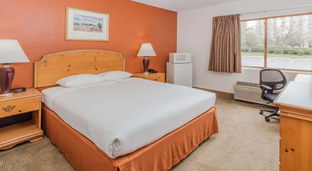 Двухместный номер Standard Super 8 by Wyndham Elgin