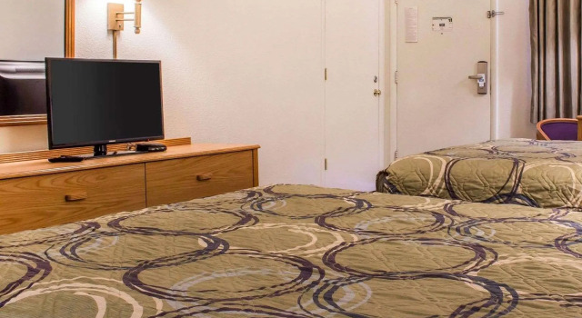Четырёхместный номер Standard Rodeway Inn Silver Creek Inn
