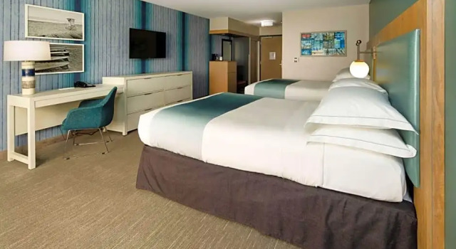 Четырёхместный номер с видом на бассейн и парк SunCoast Hotel Anaheim, Tapestry Collection by Hilton