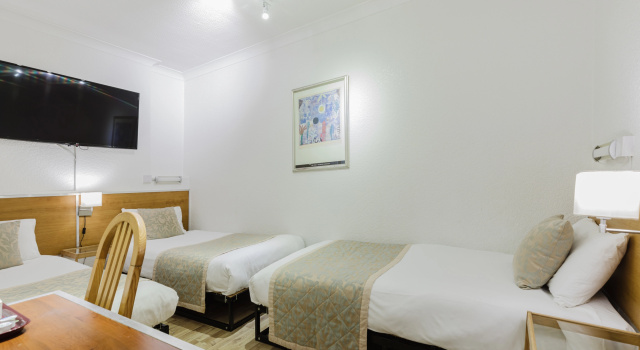 Трёхместный номер Standard Falcon Hotel
