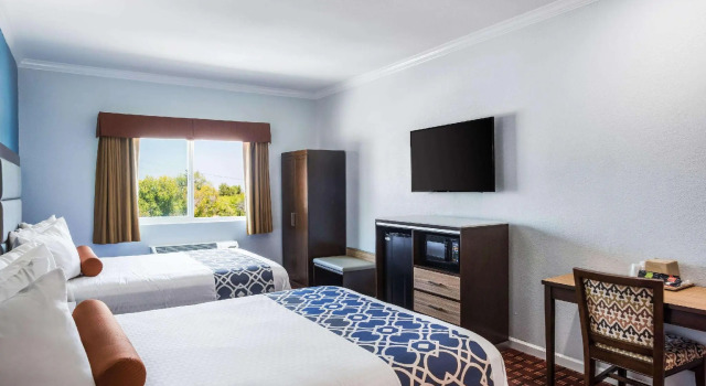 Четырёхместный номер Standard Rodeway Inn & Suites Pasadena