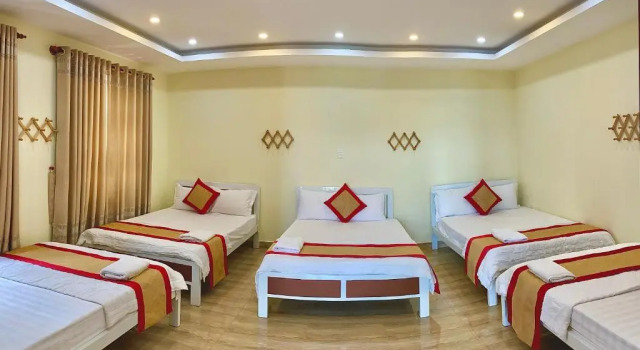 Кровать в общем номере Hoa Sua Hotel