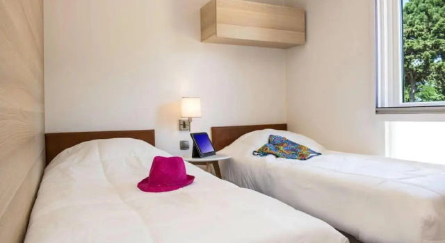 VIP Mobile Home With Terrace, Đặt Khách sạn Khách sạn ở Hérault có chỗ đỗ xe, Bãi đậu xe