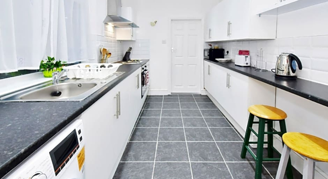 Townhouse @ Hanley Road Stoke, Varaa Bed and Breakfast Hanley Staffordshire