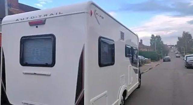 Motorhome -3 double beds OVERNIGHT PARKING N UK LICENSE REQUIRED, Buchen Sie Hotel Reading Berkshire