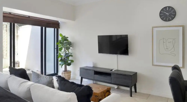 Апартаменты Modern Sea Point Oasis Garden Pool BBQ Gym