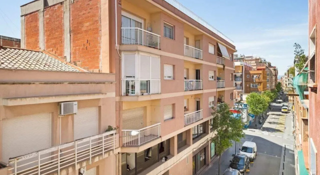 3 Bedroom Apt W/balcony 4 min to Tube