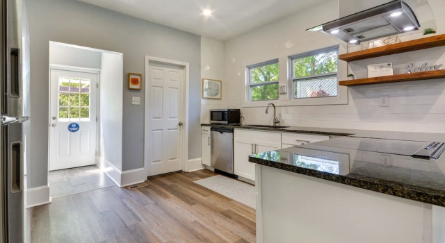 Коттедж с 3 комнатами High Point Vacation Rental w/ Private Deck & Yard!