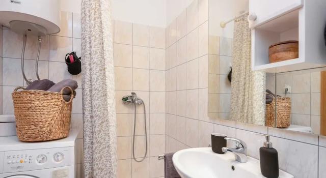 Апартаменты Apartment Zenta with terrace and sea view, 4 min walk to the beach