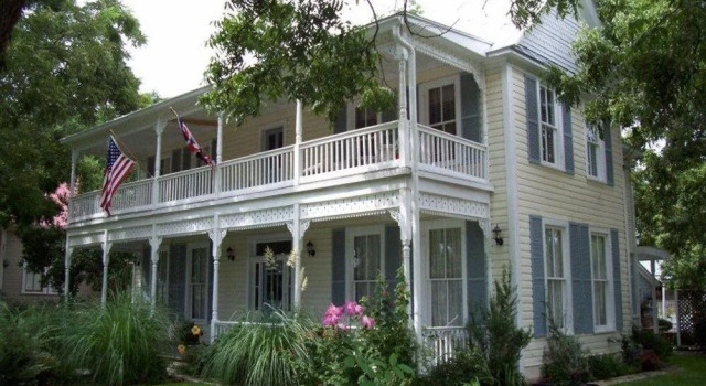 Carriage House Fredericksburg, Забронировать Отель Отели Фредериксберг с парковкой, рядом с Театр Rockbox, Парковка