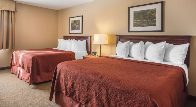 Четырёхместный номер Standard Quality Hotel & Conference Centre Fort McMurray