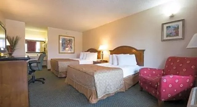 Четырёхместный номер Deluxe Vista Inn & Suites Tampa