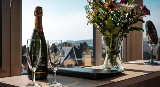 Номер Executive HQ Bar & Restaurant