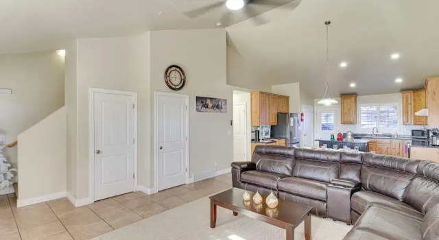 Hike, Golf & Ski: Family Home in South Jordan, Забронировать Дом для отпуска Коттеджи Саут-Джордан, Коттедж