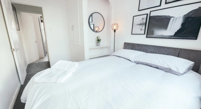 NEW Sleek and Chic 1BD Brighton Flat - Sleeps 3, Забронировать Дом для отпуска Брайтон-энд-Хов 