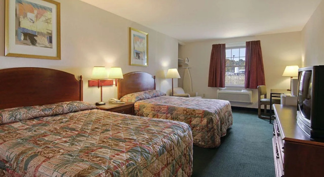 Четырёхместный номер Standard Howard Johnson by Wyndham Williamstown
