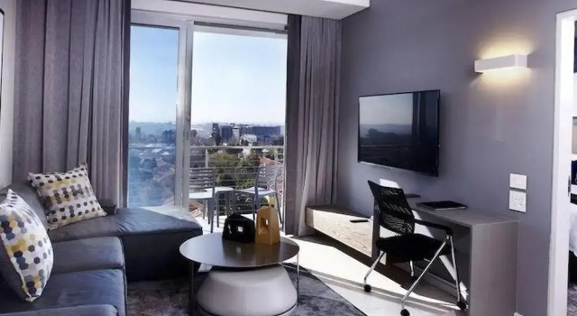 Luxury Loft in Sandton City, Забронировать Отель Отели Йоханнесбург с парковкой, рядом с Benmore Centre, Парковка