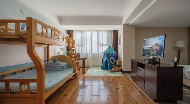 Четырёхместный семейный номер Standard Jinjiang West Capital International Hotel