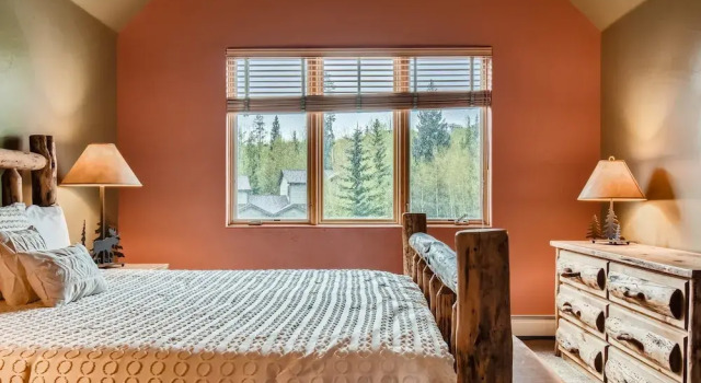 42 Burgundy 4br 3.5ba 4 Bedroom Townhouse by RedAwning, Book Feriehus Dillon Vail Ski, nær D'Vine Wine