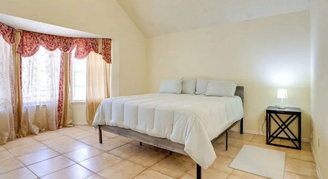 Houston Area Home w/ Yard - 5 Mi to Sugar Lakes!, Забронировать Дом для отпуска Отели Стаффорда с парковкой, Парковка