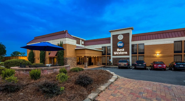 Кровать в общем номере Best Western Charlotte-Gastonia