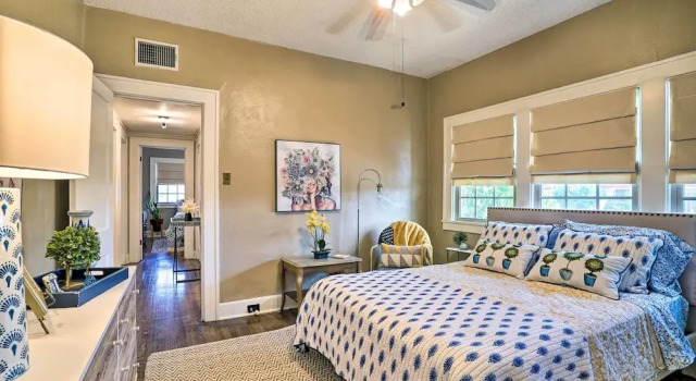 Centrally Located El Paso Abode w/ Porch!, Rezerwuj Dom wakacyjny Hotele w El Paso z parkingiem, Parking