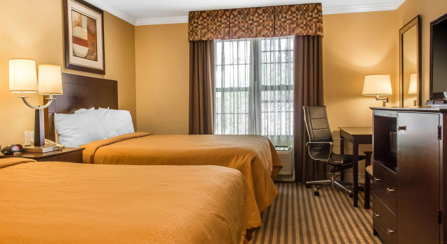 Четырёхместный номер Standard Quality Inn near Mountain Creek