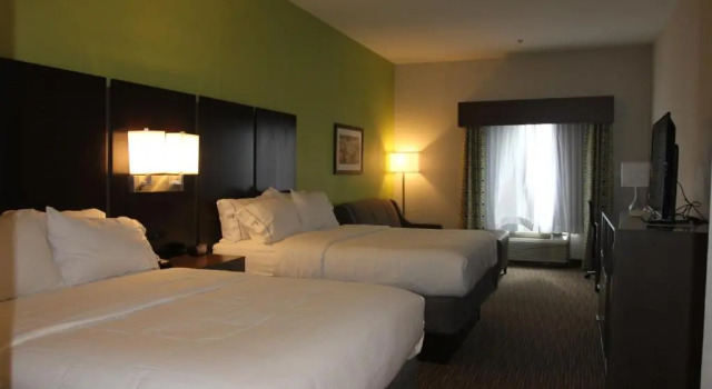 Четырёхместный номер Executive Holiday Inn Express & Suites Sweetwater by IHG