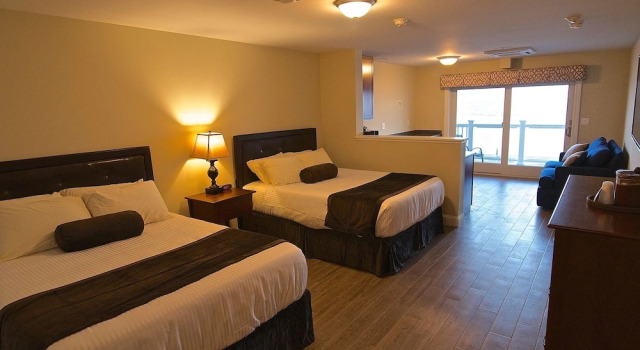 Четырёхместный люкс с балконом и с красивым видом из окна The Pelham Resort Motel