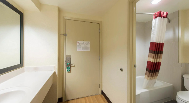 Четырёхместный номер Deluxe Red Roof Inn Houston Brookhollow