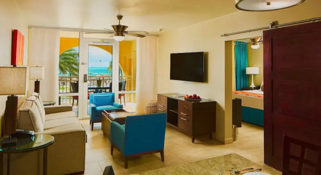 Двухместный люкс с видом на бассейн Bluegreen at La Cabana Beach Resort & Casino