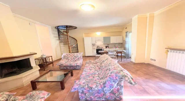 Spoleto Storico Spacious City House - car Unnecessary - Wifi - Sleeps 10, Varaa Hotelli Spoleto Umbria