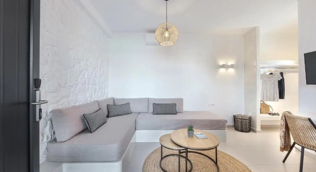 Полулюкс с видом на бассейн Onyx Hotel & Suites