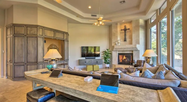 Коттедж Lavish Paradise Valley Home w/ Sports Court & Pool